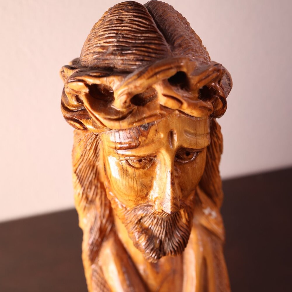 Vintage carving of Jesus Christ in Wood - Picture 2 of 13